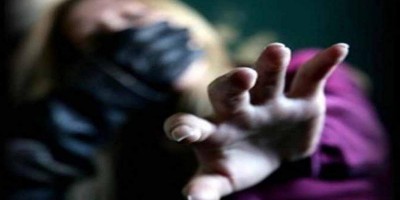 Mãe é derrubada ao chão e espancada por filho que tentou matá-la a facadas