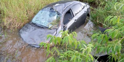 Condutora perde o controle e carro vai parar dentro de represa na RO-490 Alto Alegre