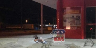 Mulher embriagada tira a roupa e dorme na calçada próximo ao Hospital Regional de...