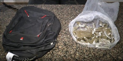 Cacoal: Mulher encontra bolsa com quase um quilo de maconha no portão de casa