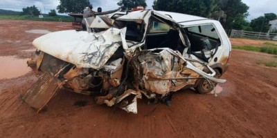 Ao desviar de cachorro na pista, carreta bate em carro na BR-364 entre Pimenta e Vilhena