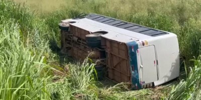 Micro-ônibus tomba na BR-364, entre Jaru e Ouro Preto; veja o vídeo