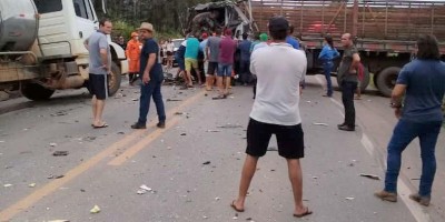 Acidente entre ônibus, caminhão e carreta deixa vários feridos na BR-364, em Ouro...