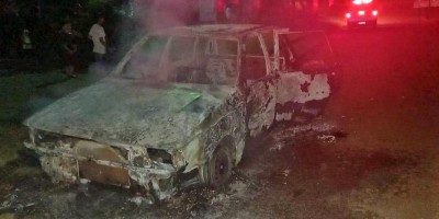 Carro é incendiado e abandonado às vésperas do Natal no meio da rua em Colorado