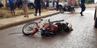Dupla fugindo da polícia em motocicleta provoca acidente em Rolim de Moura; veja o vídeo