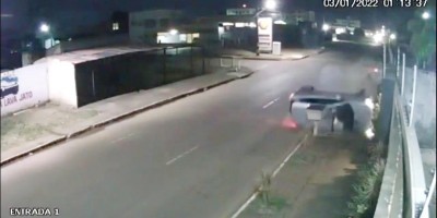 Veja o vídeo: Três pessoas ficam feridas após colisão e capotamento em Porto Velho;...
