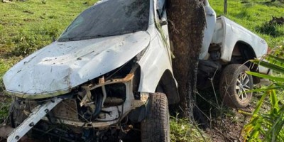 Motorista sai praticamente ileso após caminhonete ficar totalmente destruída ao colidir...