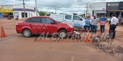 Acidente entre carro e moto é registrado no centro de Rolim de Moura