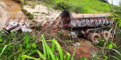 Cabine se desprende de caçamba após condutor sair da pista e parar em córrego da...