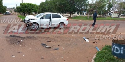 Forte colisão entre carros foi registrada no Centro de Rolim de Moura; veja o vídeo