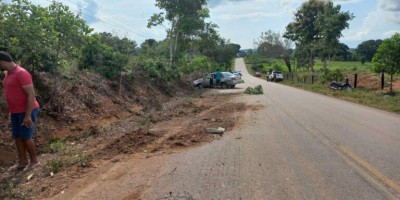 Condutor perde controle do carro e capota veículo ao tentar fazer ultrapassagem na RO-010