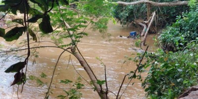 Carro cai dentro de rio durante enxurrada em Cacoal