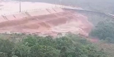 Imagens mostram momento em que água transborda dique de mineradora após chuvas intensas...