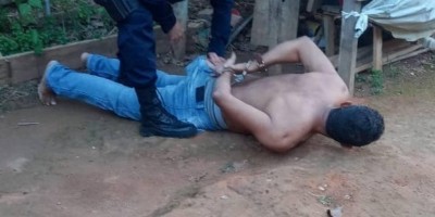 Foragido se esconde em casinha de cachorro ao tentar fugir da polícia em Vilhena