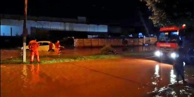 Forte chuva deixa várias ruas de Rolim de Moura alagadas; veja vídeos