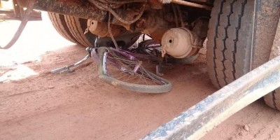 Ciclista tem perna dilacerada após ser atropelado por caminhão da coleta de lixo em...