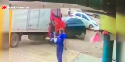 Vídeo mostra motorista bêbado atingindo caminhão e quase atropelando pedestre