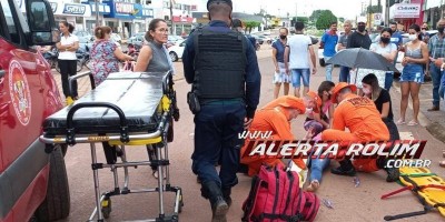 Mulher fratura a perna em acidente entre carro e moto em Rolim de Moura