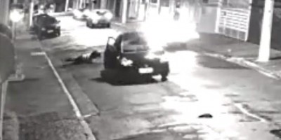 Mulher pula de carro em movimento para escapar de agressão