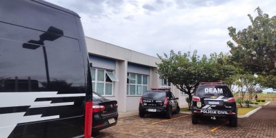 Homem mata mulher, tranca corpo em casa e se entrega à polícia 2 dias depois
