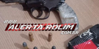 Durante abordagem, homem tenta se desfazer de arma de fogo, mas acaba preso pela PM em...