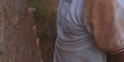 Em fuga alucinada, rapaz de 25 anos bate moto “guiada por Deus” em viatura, cai e é...