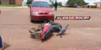 Uma pessoa fica ferida após colisão entre carro e moto no Centro de Rolim de Moura