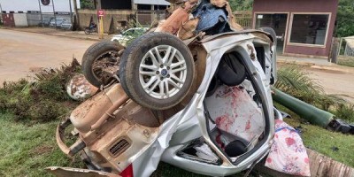 Carro fica completamente destruído em grave acidente com vítima fatal em Buritis