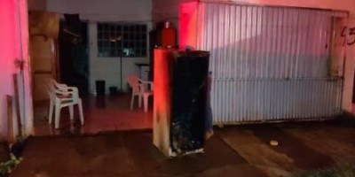 Casa de idoso pega fogo e vizinhos resgatam ele pela janela em Vilhena