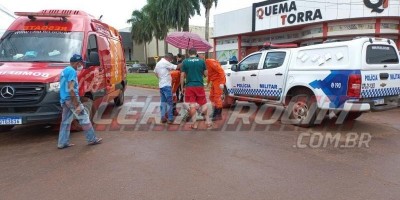 Idoso é atingido por moto ao tentar atravessar via no Centro de Rolim de Moura