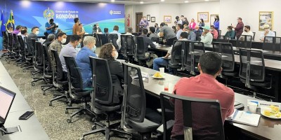 Governo reúne prefeitos para apresentar plano de combate a covid-19 e gripe