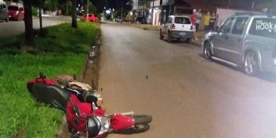 Jovem empina moto e causa acidente em Pimenta Bueno