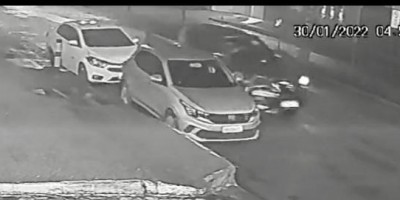 Motorista de Hilux foge após bater em dois carros estacionados em Porto Velho; veja o...