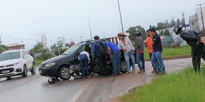Motociclista fica com braço preso embaixo de picape após acidente na BR-174 em Vilhena;...