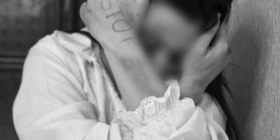 Menina de 12 anos é encontrada pelos pais na cama com namorado e caso vai parar na...