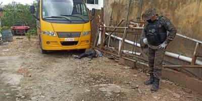 Após roubo, suspeitos trocam tiros com a polícia; Um é preso e o outro acaba morrendo