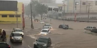Ruas ficam alagadas durante chuva intensa em Porto Velho; veja o vídeo