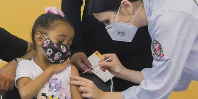 Mais de 800 doses de vacinas pediátricas são aplicadas em crianças neste sábado em...