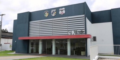 Acusada de tráfico de drogas e porte ilegal de arma de fogo foi presa pela PM em Rolim...