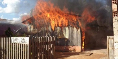 Crianças são resgatadas de residência em chamas em RO