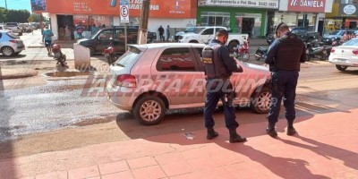Colisão entre dois carros é registrado no centro de Rolim de Moura