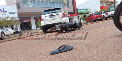 Motociclista é socorrido após bater na traseira de carro que saia de estacionamento em...