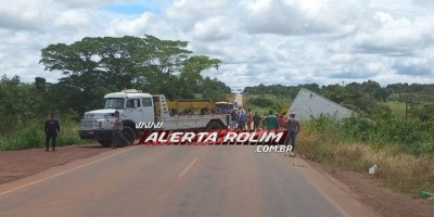 Motorista perde o controle e tomba caminhão em Rolim de Moura