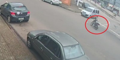 Vídeo mostra 'moto fantasma' andando sozinha e atingindo dois carros em Porto Velho