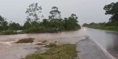 Rios transbordam e invadem trechos da BR-364 e alguns bairros em Cacoal; Veja vídeos