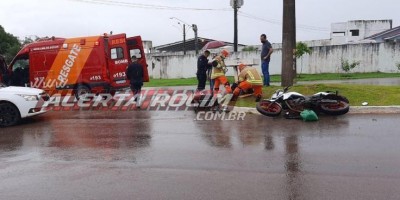 Motociclista é socorrido pelos bombeiros após colidir contra carro em Rolim de Moura