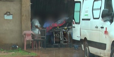 Condutores se arriscam em ruas alagadas e idoso acamado é resgatado em Cacoal