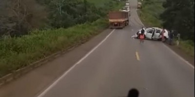 Carro fica destruído após acidente na BR-364 próximo a Vilhena