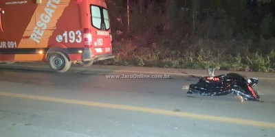 Motociclista tenta ultrapassar carreta pela direita, perde o controle e morre atropelado...