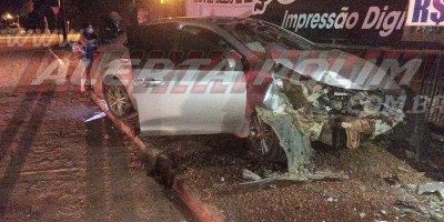 Rolim de Moura: Motorista bate em motociclista, e na fuga, bate em mure de residência e...